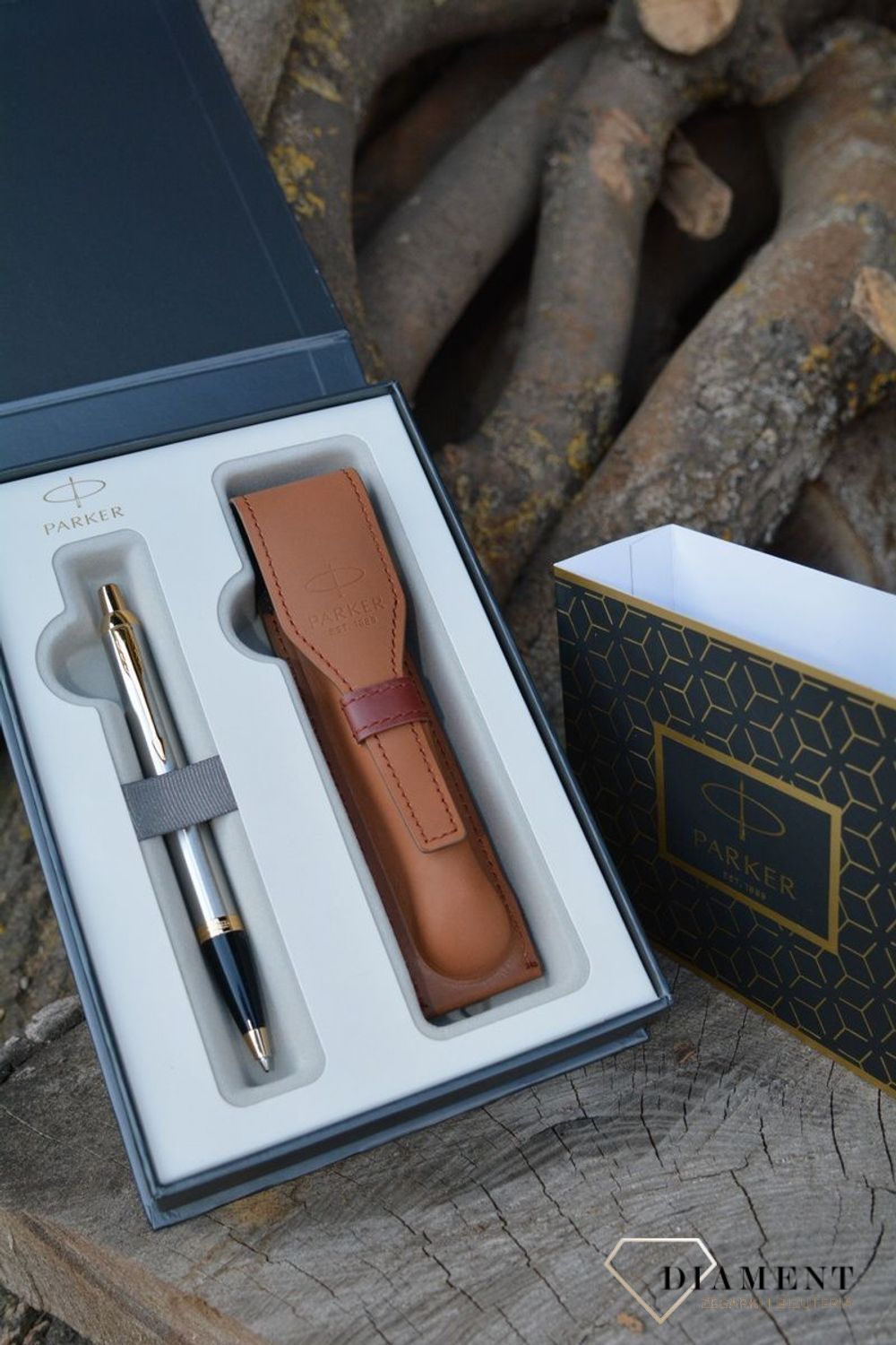 Zestaw prezentowy Parker Długopis srebrny Parker 1931670 z Etui brązowe Parker. Prezent dla nauczyciela. Prezent dla magistra. Długopisy Parker  (8).JPG